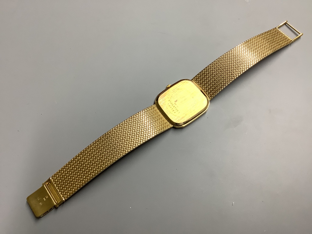 A gentleman's modern 9ct gold Seiko quartz wrist watch on integral 9ct gold mesh link bracelet. overall 20.5cm